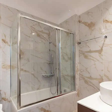 Riviera Vista Luxury Homes Apartment *